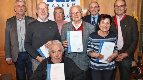 Nach der Ehrung: Kreisgeschäftsführer Josef Ascher (hinhten von links), Manfred Römer, Vorstand Hans Baumgartner, Karl-Heinz Schmitt, Kreisvorsitzender Reinhard Zuck, Renate Nolli, Bürgermeister Alois Salzeder sowie Arthur Rauscheder (vorne).Foto höpfinger