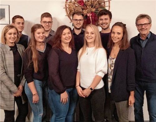 Nach der Ehrung: Maria Jackl (von links), Johannes Wastlhuber, Tamara Wiedenmann, Matthias Esterl, Maria Fill, Marcel Binder, Verena Bernhart, Christian Mittermaier, Carolin-Constanze Schuhbeck und Bürgermeister Jakob Bichlmaier. Foto  Gemeinde