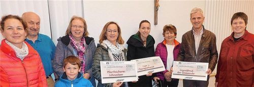 Nach der Spendenübergabe stellten sich der Pfarrgemeinderat und die Spendenempfänger zum Erinnerungsfoto auf: (von links) Alexandra Huber mit Sohn, Thomas Schramm, Irmi Norbisrath (alle PGR), Petra Sewald (Bücherei), Lisa Steffinger, Margit Zwingler (PGR), Bürgermeister Thomas Schmidinger und die Vorsitzende des Pfarrgemeinderats, Adelheid Lutzenberger.Foto  RE