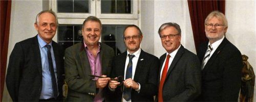 Nach der Vertragsunterzeichnung: Jonas Glonnegger, Herbert Leitmannstetter, Franz Hartl, Michael Kölbl, Gerhard Schloots (von links).Foto Wagner