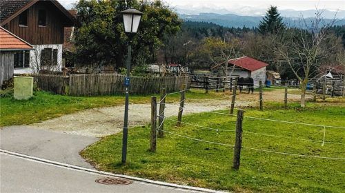 Nach konstruktiven Gesprächen zwischen der gemeindlichen Bauverwaltung und dem Sachgebiet Bauleitplanung im Landratsamt Rosenheim sowie einer Befürwortung des BUVA-Gremiums kann nun ein Doppelhaus im Nordwest-Bereich von Oberholzham (Bildmitte links vom Feldweg) realisiert werden.Foto  Neuwirth