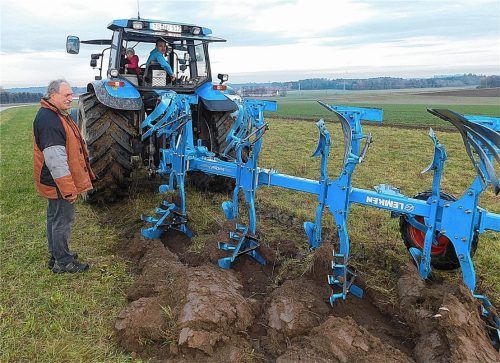 Nachbarlandwirt Thomas Steckermeier (im Traktor) pflügt die Blühflächen des Biolandbauern Hans Schmid nach fünf Jahren um, damit das Umbruchverbot nicht greifen kann.Foto Unterforsthuber