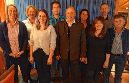 Nahmen Bürgermeister-Kandidaten Franz Praßberger in ihre Mitte: Ein Teil der Kandidaten bei der Aufstellungsversammlung der Freien Wähler in Bernau: Dagmar Weiß, Angelika Weiß, Sarah Baumann, Christian Kuchel sowie Alexandra Pawlizek, Elisabeth Linnhuber, Eduard Wierer junior, Alois Hirmer. Foto Adersberger