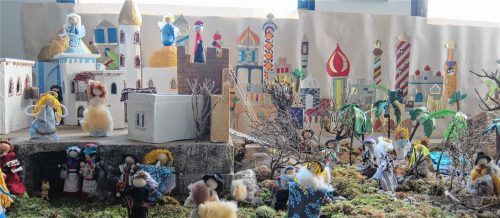 Neu bestückt und neu interpretiert: die orientalische Krippe in der Wilhelm-Leibl-Realschule. Fotos re