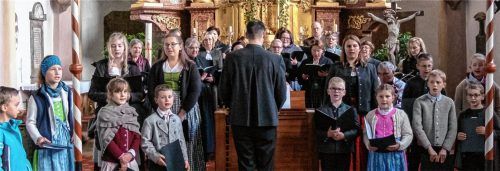 Neu im Chorleben in Brannenburg: der Kinder- und Jugendchor. Der „kleine“ Chor, wie er liebevoll genannt wird, begeisterte bei seinem ersten Einsatz. Foto Thomae