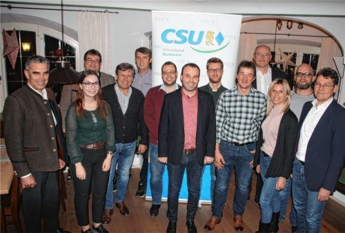 Neubeuerns CSU-Kandidaten (von links): Josef Paul, Emilia Hens, Konrad Stuffer, Wolfgang Sattelberger, Michael Brunner, Thomas Richter, Florian Gerthner, Simon Holzmeier, Michael Schneebichler, Dr. Benjamin Geller, Andrea Sankerschbaumer, Kai Weber und Georg Pichler.Foto re