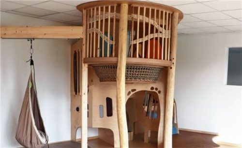 Neue Kletterburg und viel Platz zum Spielen und Toben bietet der Erweiterungsbau der Kinderkrippe.Foto  stettner