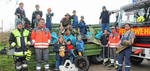 Neun Kubikmeter Müll und Unrat sammelten die Bruckmühler Umweltaktivisten in nur drei Stunden an den Höglinger Baggerseen. Was sie fanden, machte sie fassungslos. Fotos  Neuwirth