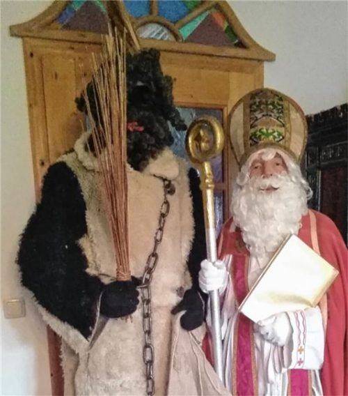 Nikolaus und Krampus in Aktion in voller Montur, bereit zum Einsatz ...