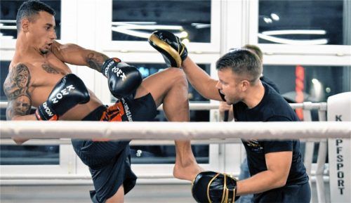 Noch einmal Vollgas im Training gaben Trainer Nino Kornhass und Ben März (links), der gegen Robin Reimer vom Stekos Sportcenter aus München um den deutschen Profi-Meistertitel im Halbschwergewicht kämpft. Foto  Ziegler