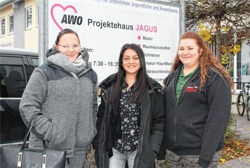 Noch haben sie die Hoffnung nach einer eigenen Wohnung nicht aufgegeben: Michelle Matthes (von links), Eko Sahin und Nicole Eggersdorfer. Foto  Lohmann