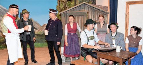 Noch ist alles friedlich (von links): Der Schützenwirt (Wolfgang Kirmayer) lädt Gaberl, den herrschaftlichen Jager, (Rupert Mayer) sowie den Brigadier (Gerhard Mayer) zu einem kühlen Umtrunk ein. Die Sennerinnen (Lara Werner, Anna Schwarzenböck und Kathrin Mühlhuber) sowie Mentl, Sohn des Bühelbauern (Simon Doser, Zweiter von rechts), lauschen den Gstanzl’n, die von Hias (Matthias Ernst mit Zither) über die Obrigkeit vorgetragen werden.Foto  Friedrich