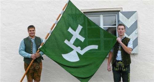 Noch ist dieses Jugendbanner im Haupteinsatz der Landjugend. Zum Jubiläum wurde eine neue Fahne angeschafft. Als Fähnriche fungieren nun Sebastian Roß (links) und Kilian Huber. Foto bachmaier