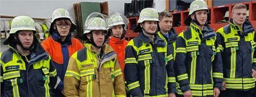 Nun können die Kommandanten entscheiden, ob diese jungen Feuerwehrleute bei Einsätzen außerhalb der Gefahrenzone dabei sind: Lisa Mayer, Thomas Heimgartner, Kilian Nitsch, Jakob Schnitzenbaumer und Moritz Kristian (vorne, von links), Caittlyn Laböck, Simon Pflügl und Johannes Sigl (hinten, von links).