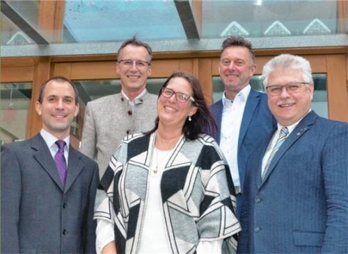 Oben von links: Dr. Robert J. Busch (Rotary Club), Robert Miningshofer (Sparkasse Wasserburg) / Unten: Georg Reinthaler, Nadine Sauer, Hermann Huber (Lions Club). Foto RE