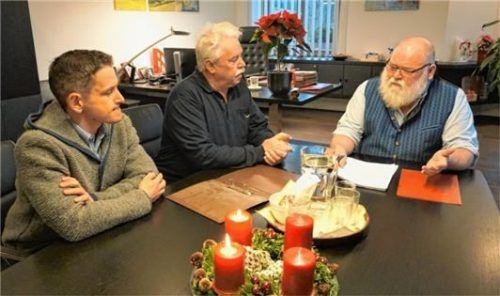 Ortsbeirat Hubert Steffl (Mitte) und dessen Stellvertreter Rupert Meixner (links) bei der Übergabe der Unterschriften an Bürgermeister Hans Schaberl.Foto Wolf