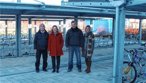 Ortstermin am Bahnhof (von links): Hubert Dziajlo vom städtischen Bauamt, Bürgermeisterin Marianne Zollner, Mario Haberl von der Firma Orion sowie Stadtbaumeisterin Birgit Weichselgartner. Foto  Bauer