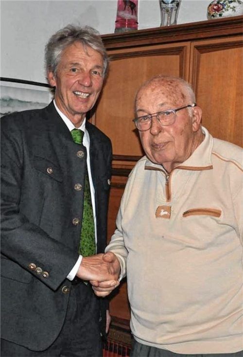 Otto Gilg (rechts) freute sich über die Glückwünsche zum 90. Geburtstag von Bad Aiblings Bürgermeister Felix Schwaller. Fotos  re/Merk