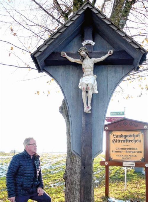 Paul Panzer vor dem restaurierten Kreuz in Hittenkirchen. Foto Hötzelsperger