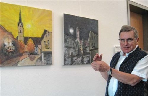 Peter Seebeck erläutert seine Ansichten von Obing bei Tag und bei Nacht.Foto  graichen