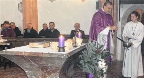 Pfarrer Wolfgang Reincke segnet den mitgebrachten Hafer für die Stephanirösser zum Umritt 2017. Foto  Josef Padlesak