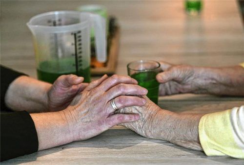 Pflegeeinrichtungen für Demenzkranke werden dringend benötigt. In Bad Aibling soll ein entsprechendes Pflegeheim auf einem Areal an der Ghersburgstraße entstehen. Foto  dpa