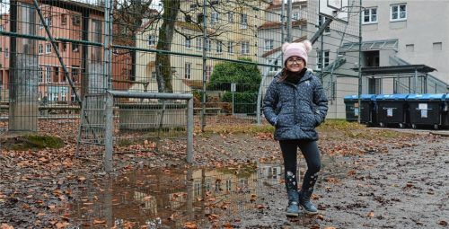 Pfützen und Matsch auf dem Allwetterplatz in der Palmano-Anlage können Bojana Mandic, die hier gerne mit ihrer Mama Biljana herkommt, nicht vom Spielen abhalten. Am liebsten turnt sie an den Geräten bei der Pergola herum.Foto Klemm