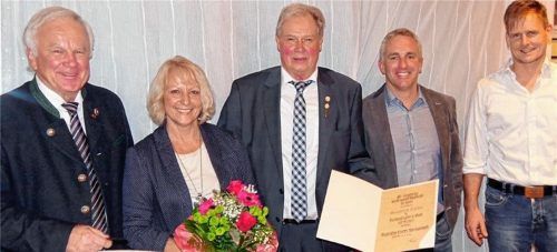 Präsidiumsmitglied des Bayerischen Landes-Sportverbandes (BLSV) Udo Egleder (links), zeichnet den Vorsitzenden Siegfried Zacher (Mitte) sowie die Vereinsvorsitzenden Andreas Stuffer (rechts) und Stefan Niederthanner mit der Goldenen Ehrennadel aus. Die Wünsche des Vereins überbrachte Schriftführerin Brigitte Seemann.Foto Steffenhagen