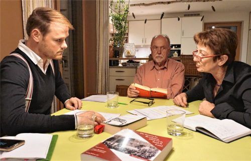 Proben für die Aufführung im Zuhause des Ehepaares Pelzer (von links): Pankraz Schaberl, Michael Pelzer und Theresa Benda-Pelzer. Foto wolf
