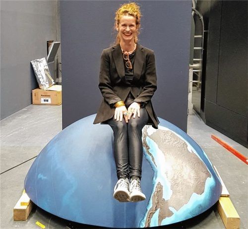 Probesitzen auf einem Ausstellungsstück: Tanja Hammerl im Lokschuppen. Fotos re