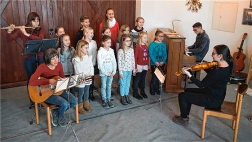 Probt fleißig und sucht weitere Mitstreiter: der Kinderchor Gars. An der Geige: Chorleiterin Andrea Kebinger. Foto Münch