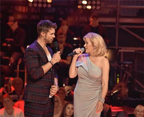 Profi am Werk: Eva Norel spricht mit „The Voice Senior“- Moderator Thore Schölermann über ihren Auftritt in den Sing Offs.Foto  Foolproofed GmbH