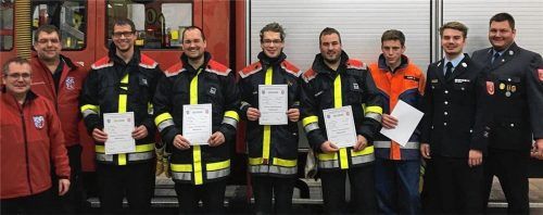 Prüfung geschafft: Schiedsrichter Sepp Baumann, KBI Franz Hochhäuser, die frisch gebackenen Feuerwehrmänner Stefan Stark, Eike Wendorff, Marko Baban, Andreas Schmid, Marinus Kink sowie Kommandant Florian Reichmann und Christian Weißbrich (von links).Foto  RE
