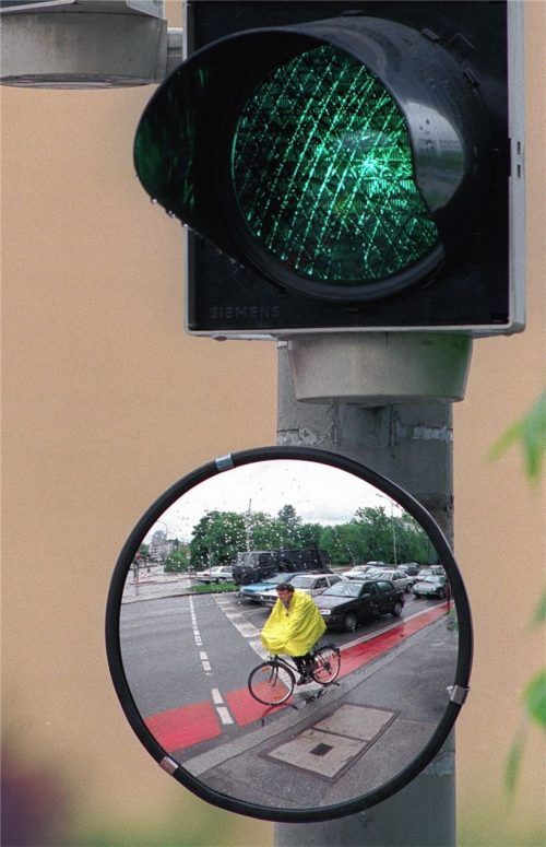 Raus aus dem toten Winkel: Der Trixi-Spiegel hilft, Radfahrer und Fußgänger schneller und besser zu sehen.Foto DPA