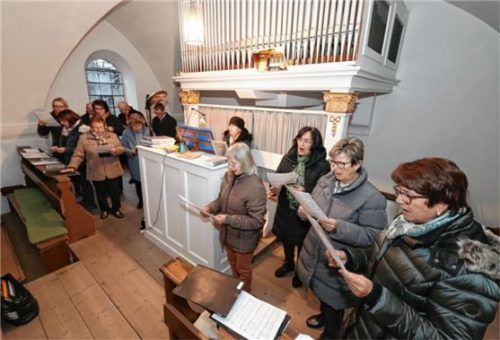 Reglindis Zehrer mit Chor an der Orgel.