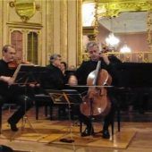 Duftige Klavier-Triller und eine singende Violine