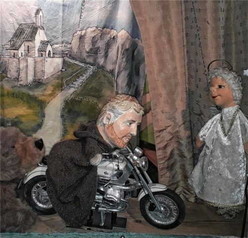 Ritterschlag: Pater Matthäus mit Motorrad im Kieferer Puppentheater. Diese Ehre wird nicht jedem zuteil.Fotos Hoffmann