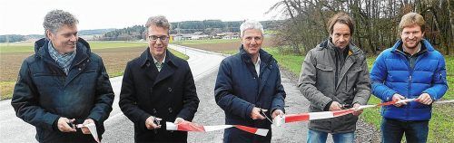 Roland Reitmaier, Peter Maltan, Thomas Schmidinger, Christian Hinterholzer und Josef Hogger (von links) zerschnitten das Sperrband und eröffneten damit den neuen Geh- und Radweg von Schnaitsee nach Kreuzstraße. Foto unterforsthuber