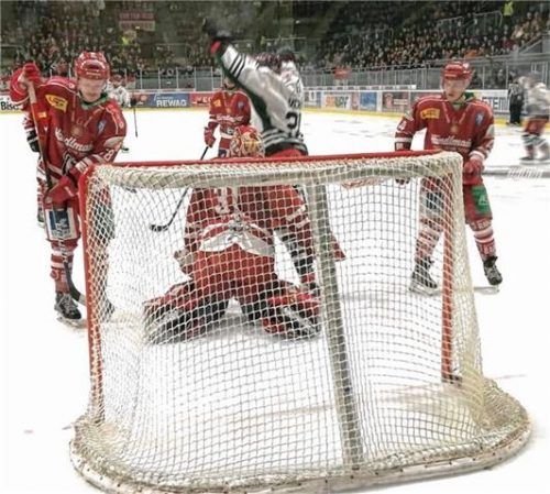 Rosenheimer Jubel nach der 1:0-Führung durch Tobi Draxinger (hinten, halbverdeckt). Foto  Huber