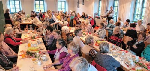 Rund 100 Gäste kamen zum jüngsten Seniorenfrühstück, wurden bestens verpflegt und von Pfarrer Harald Höschler musikalisch unterhalten. Foto  Baumann