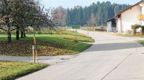 Rund 100 Meter vor der Ortschaft Pattenham, an der Gemeindegrenze zu Seeon-Seebruck, endet der Straßenausbau der Gemeindeverbindungsstraße ab Hörpolding durch die Stadt Traunreut. Der Lückenschluss zwischen Pattenham und Truchtlaching auf Seeon-Seebrucker Gemeindegebiet soll nach Angaben von Bürgermeister Bernd Ruth in absehbarer Zeit hergestellt werden.Foto Rasch