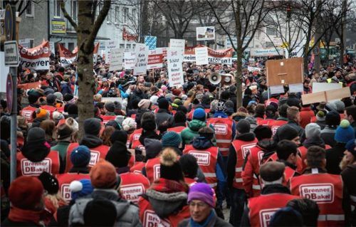 Rund 3000 Demonstranten bereiten Bundesverkehrsminister Andreas Scheuer am 21. Januar einen lautstarken Empfang in Rosenheim.Foto nietzsche
