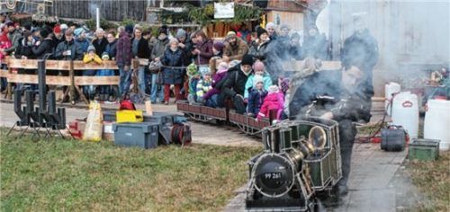 Runde um Runde drehte die Dampflokeisenbahn.Foto vom dorp