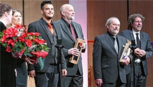 Sänger und Pianisten freuen sich über den Beifall (von links): Christiane Vibor, Stefanie Irányi, Christopher B. Fischer, Stephan Klemm, Helmut Deutsch und Asher Fisch. Foto JANKA