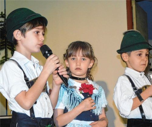 Sandro Köhldorfner, Kiki Hartmann und Thomas Köhldorfner (von links) erzählten eine Geschichte zur Weihnachtszeit.