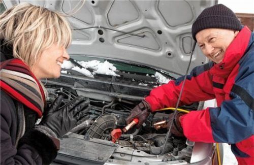 Schlappe Autobatterien führen die jährliche Pannenstatistik an. Dann ist Starthilfe gefragt. Foto iStock/Imageegami