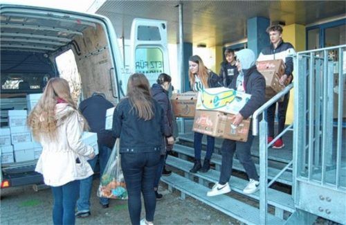 Schüler aus Haag und Rechtmehring sammelten Weihnachtspakete für Bedürftige in Rumänien.Foto Bauer