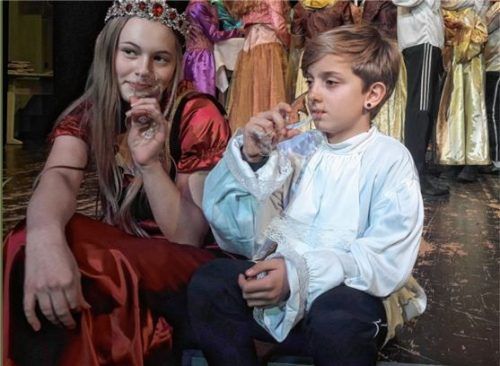Schüler der fünften bis achten Jahrgangsstufe entführten in die Welt von Grimms „Aschenputtel“.Foto re