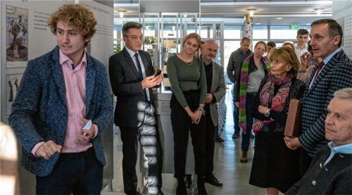 Schüler Thomas Ebner ( links) führte die Gäste – unter ihnen Charlotte Knobloch (Dritte von rechts), Otto Lederer (Mitte), Raublings Bürgermeister Olaf Kalsperger (Zweiter von rechts) und Kiefersfeldens Bürgermeister Hajo Gruber (rechts), durch die Ausstellung. Fotos Thomae