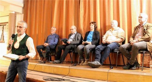 Sebastian Heller (rechts) moderierte die Podiumsdiskussion mit (von links) Josef Reiter, Schutzgebietsberater kommunaler Wasserversorger im Kreis Traunstein, Vitus Pichler, konventioneller Landwirt und ehemaliger Bürgermeister von Schnaitsee, Gisela Sengl, Landtagsabgeordnete und Sprecherin für Landwirtschaft und Ernährung von Bündnis 90/Die Grünen, Biobauer Franz Obermeyer sowie Alfons Leitenbacher, Leiter Amt für Ernährung, Landwirtschaft und Forsten in Traunstein. Foto Falk